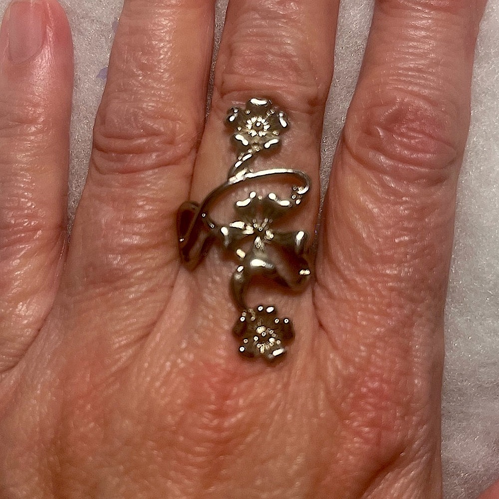 Silver Crawling Flowers Ring